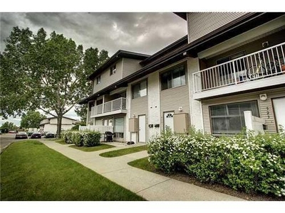 Townhouse For Sale In Braeside, Calgary, Alberta