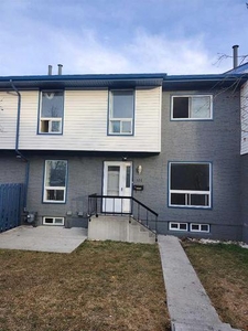 Townhouse For Sale In Thorncliffe, Calgary, Alberta