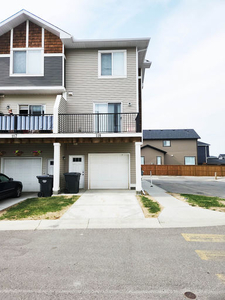 No-Pets, Lovely 3-Bed Townhouse at Kings Heights Gare | 118 - 2802 Kings Heights Gate Southeast, Airdrie