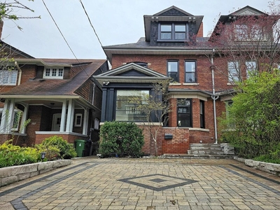 3 bedroom luxury Detached House for sale in Toronto, Ontario