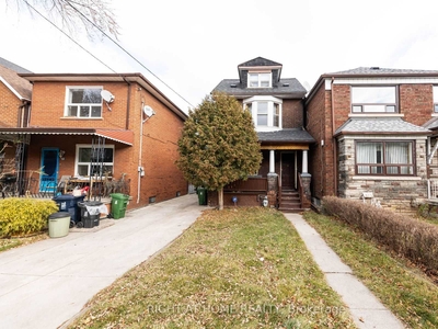 House for sale, 689 Crawford St, in Toronto, Canada