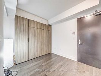 Luxurious Living at Britt Condo: Bright 1 Bed + Den with Modern Kitchen and Great Amenities in the Heart of Downtown Tor | 955 Bay Street, Toronto
