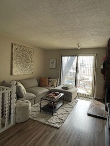 Calgary Pet Friendly Duplex For Rent | Tuxedo Park | Cozy 2 bedroom end unit