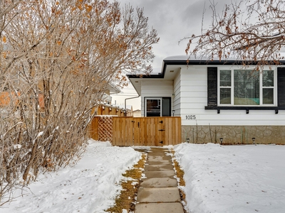 House for sale, 1025 Canfield Crescent SW, Calgary, Alberta, in Calgary, Canada