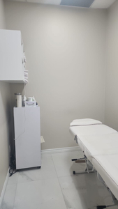 $1000 Esthetician Room for Rent