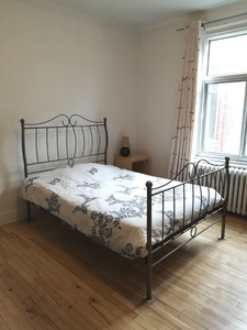 Big furnished room, girl roommates, all incl, Vendome, June 1st