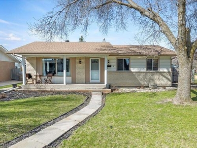 House For Sale In Meadowood, Winnipeg, Manitoba