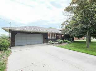 ~NEW LISTING IN LASALLE! 7520 BRODERICK ON 100 X 150 LOT!~