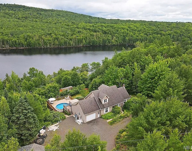 Detached house in New Brunswick on 1 acre prime waterfront land