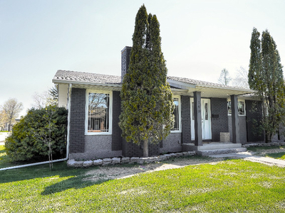 Move in ready bungalow in Weverley West