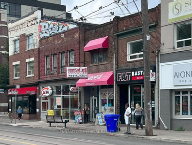Queen St E / Woodbine Ave - Toronto