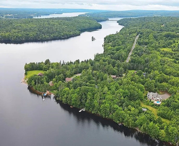 Detached Waterfront house for sale in Frederiction New Brunswick