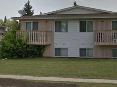 2 Bedroom Unit in Four Plex! Located in Olds!