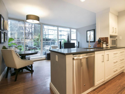FULLY FURNISHED 1-BEDROOM YALETOWN CONDO WITH LARGE PATIO