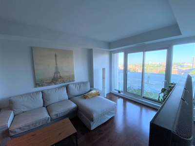 Luxury 1 Bed + Den: Sunny Condo in Heart of Downtown, w Parking