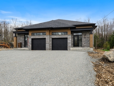 House for sale, 405 Rue du Domaine, Saint-Alphonse-de-Granby, QC J0E2A0, CA, in Saint-Alphonse-de-Granby, Canada