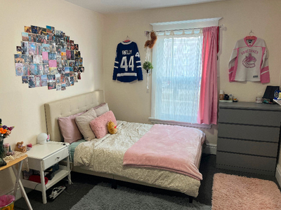 Large bedroom in 7 bedroom U of G lodging house on campus !!