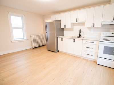 **NEWLY RENOVATED** 3 BEDROOM HOUSE IN WELLAND!!