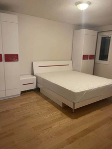 Spacious Clean Room in Large Houre - Near Square One