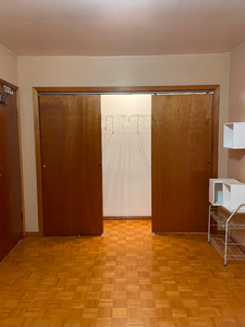 Spacious Private bedroom for Female Toronto Downtown