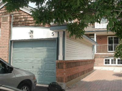 Three bedrooms duplex townhouse in Centrepointe for Rent