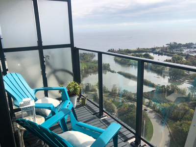 Upscale 1 bedroom + tech media with great Lake views!