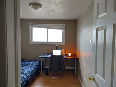 Waterloo off Campus Student Housing-1 ROOM available for MAY 01