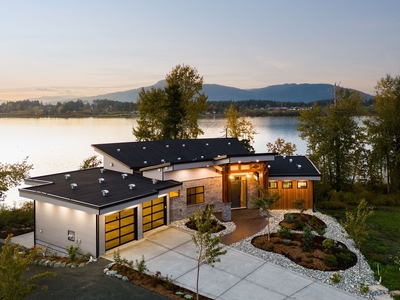 A Contemporary Lakefront Oasis