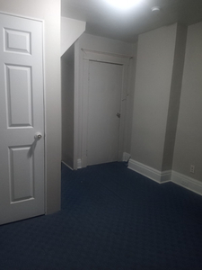 Bachelor furnished apartment for rent 1 April Niagara .