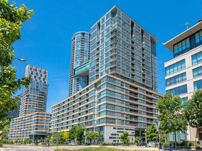 Downtown Toronto 1+Den Condo, Stunning Views!