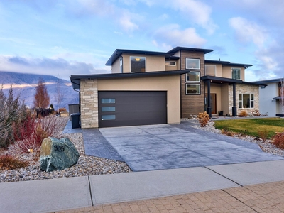 Tobiano Beauty On The Bluff