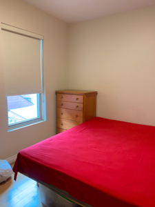 Downtown College/Bathurst big room+private bathroom 1280/month