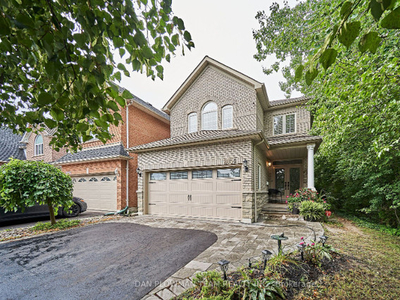 ✨IMMACULATE 4+1 BED 4 BATH HOME BACKING ONTO GREEN SPACE!
