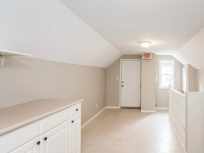 Large & Bright One Bedroom Apartment, Barrie-Walk to Beach!!