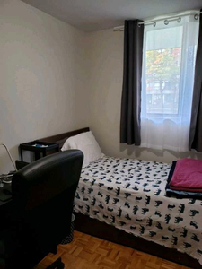 Private bedroom for rent in 2 bed apartment