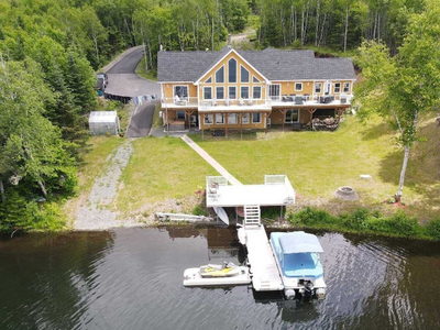 Four bedroom, 3 bath home on a Lake in NS with private dock!