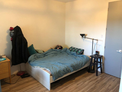 Large furnished room for rent at Laurier