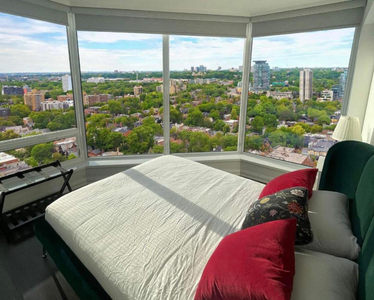Luxury Apartment in Yorkville Downtown Toronto with City View