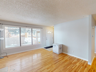 Calgary Pet Friendly Main Floor For Rent | Midnapore | Beautifully renovated 3 Bedroom Unit