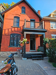 Centertown Brownstone - 1 bedroom + loft. Available 1 April.