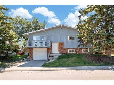 House For Sale In Silver Springs, Calgary, Alberta