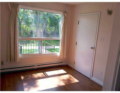 Comfortable Student Rental Townhouse - ONE Room Available