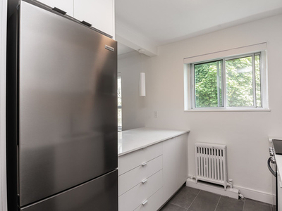 Renovated one bedroom, Parklawn and Barry - ID 3136