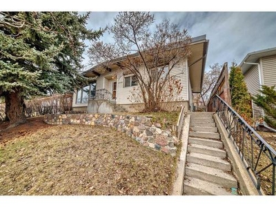 House For Sale In Charleswood, Calgary, Alberta