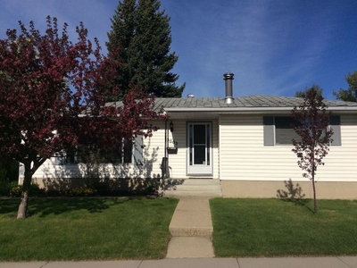 Calgary Pet Friendly Main Floor For Rent | Brentwood | Brentwood Heights 3BR 2Bath Main