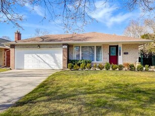 15 Deanewood Cres