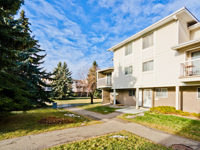 Calgary Pet Friendly Townhouse For Rent | Glenbrook | Cozy 3 Bedroom Townhouse