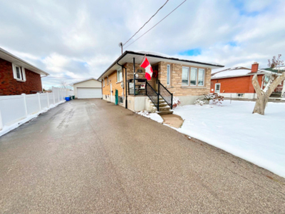 $2150/mth Open Concept 3 Bedroom Bungalow beautifully updated