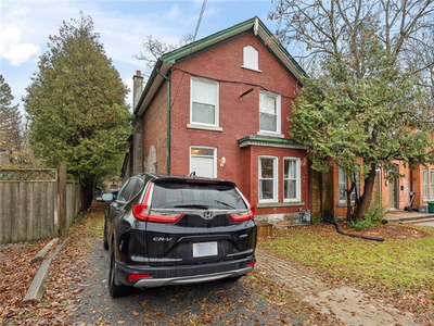 7 bedroom House in the heart of the ghetto - Frontenac & Earl