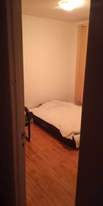 Chambre privée à louer en coloc/roommate private room for rent